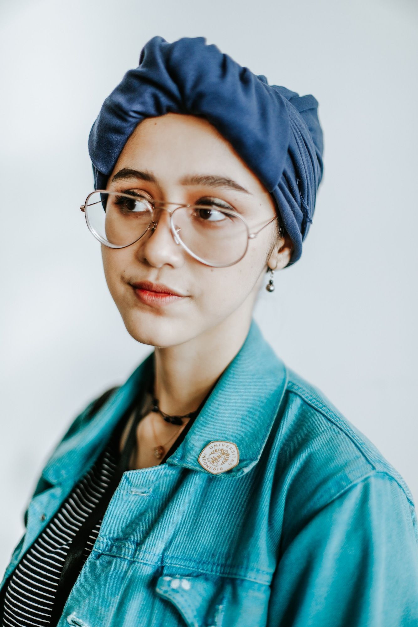 Paduan turban dan gaya kasual bisa bikin kamu makin keren. (Foto: Natasha Estelle)