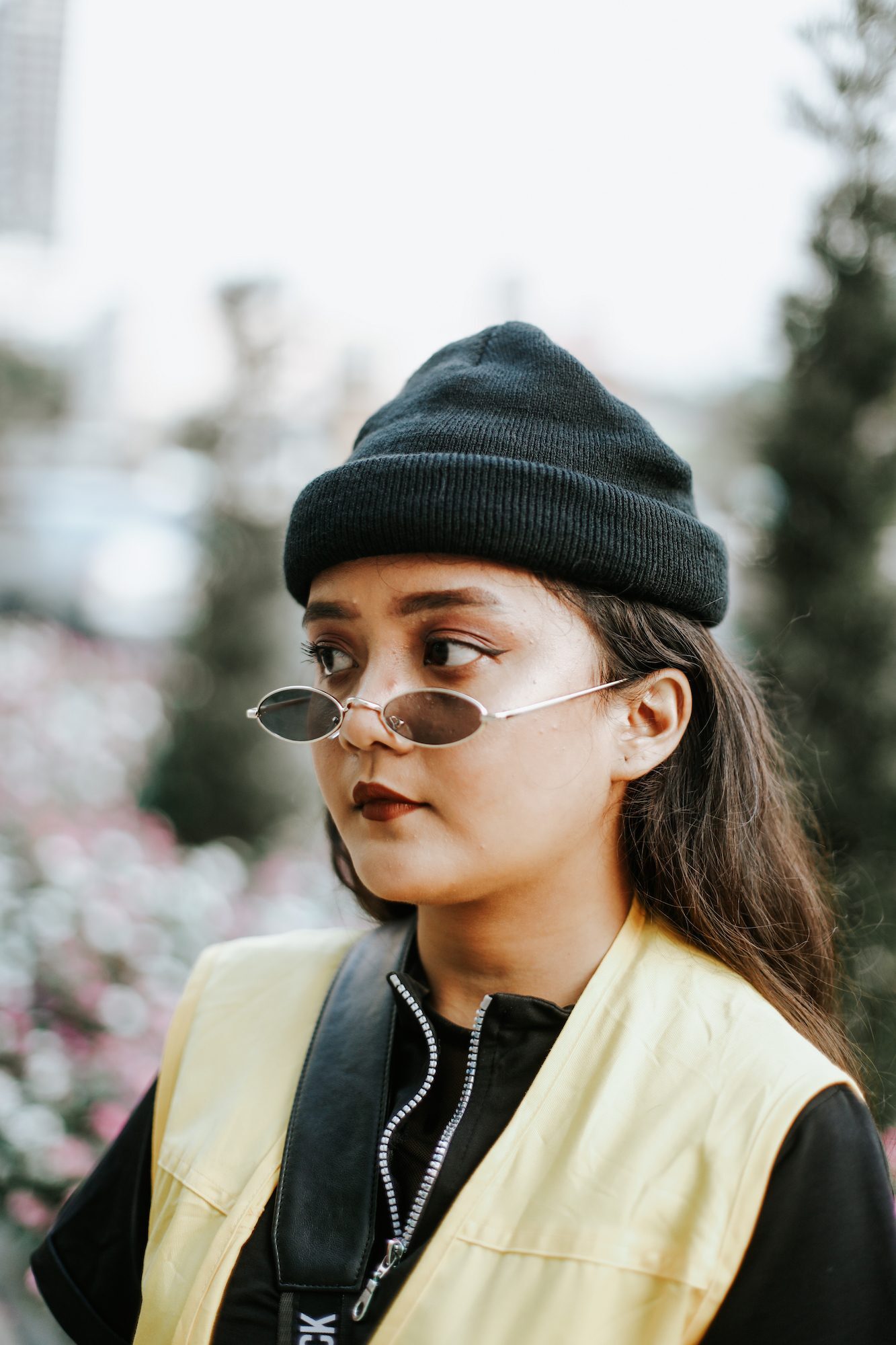 Beanie hat dengan rambut ikal warna cokelat Siapa bilang beanie hat cuma keren untuk pria? (Foto: Natasha Estelle)