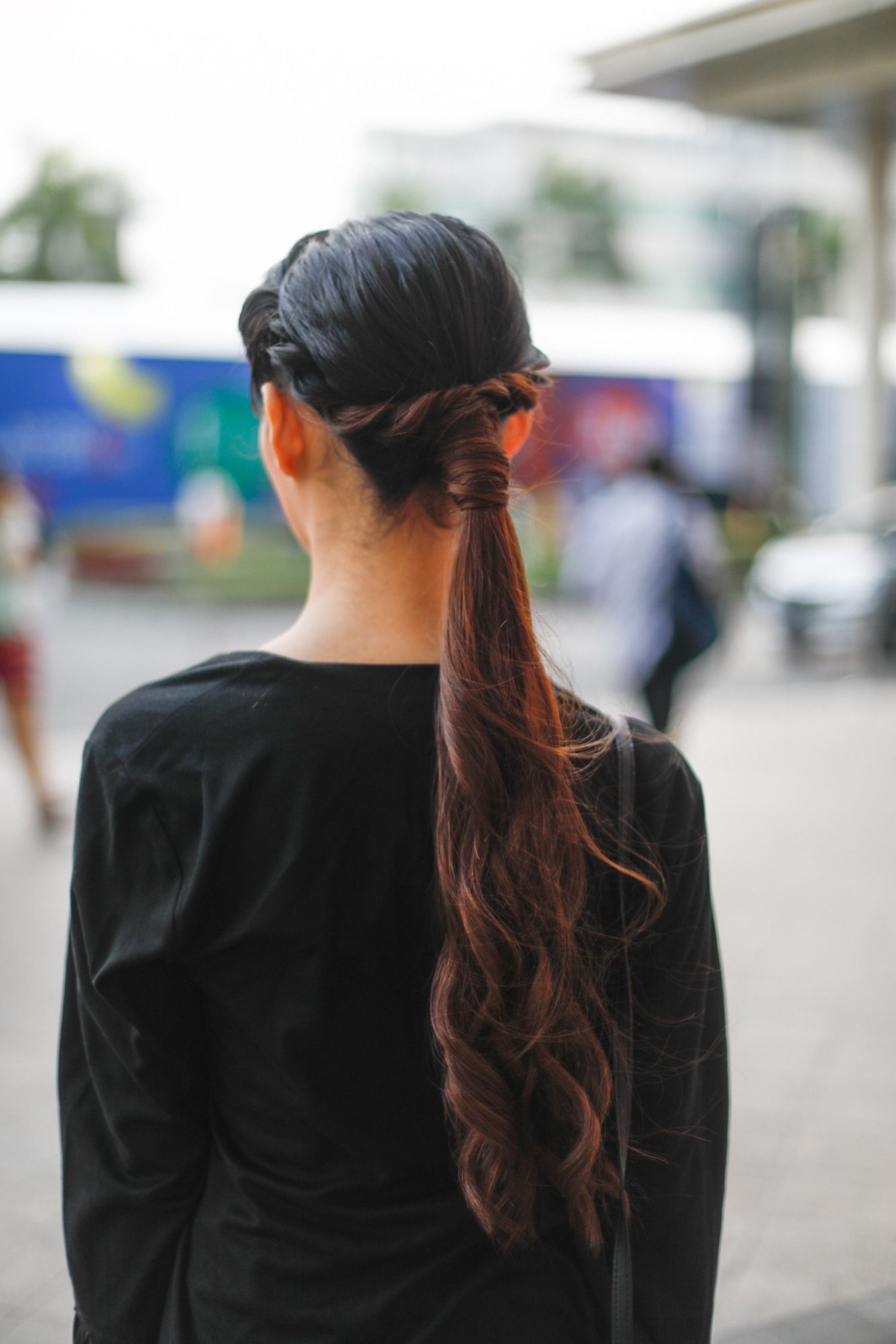 Manfaatkan model rambut panjangmu untuk dapatkan gaya ini. (Foto: Natasha Estelle)