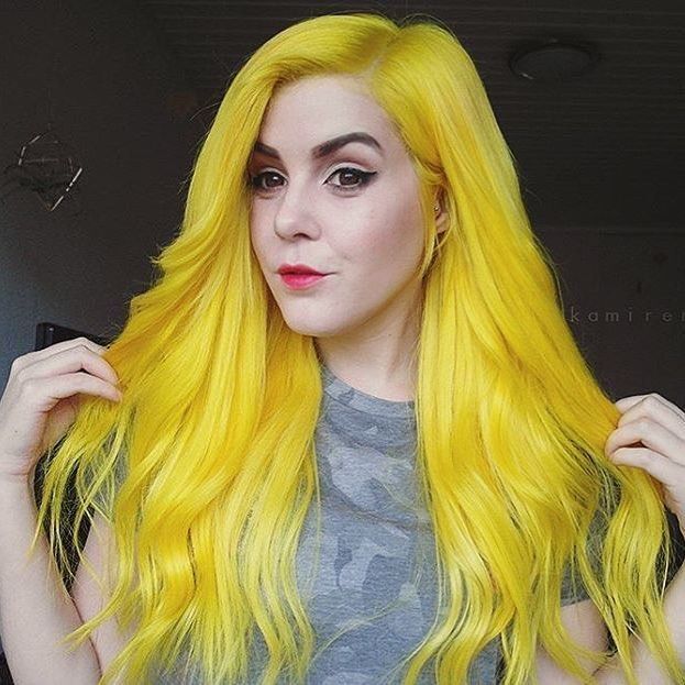 Warna kuning yang berani untuk kamu yang percaya diri. (Foto: Instagram @thekamirenee)