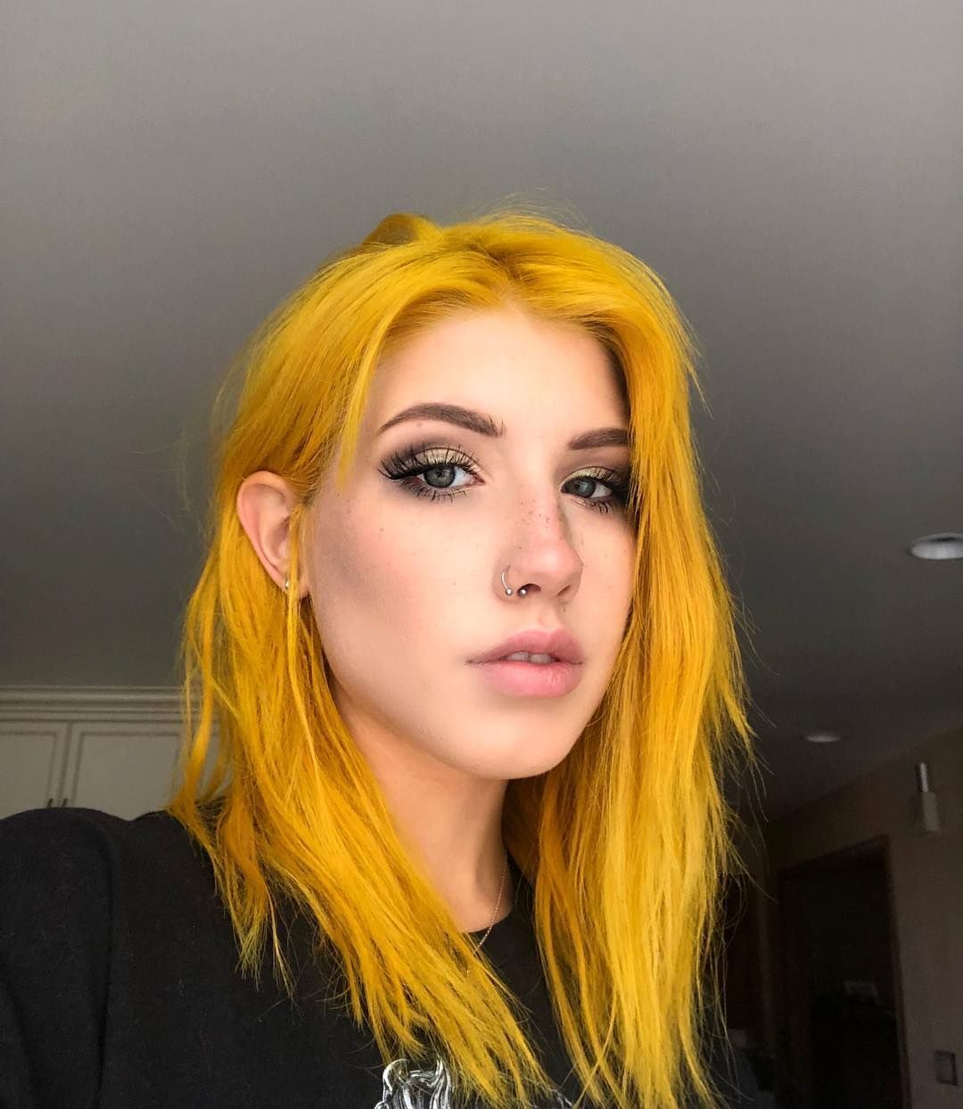 Rambut kuning yang bernuansa warm bisa bikin wajah terlihat lebih cerah. (Foto: Arctic Fox)