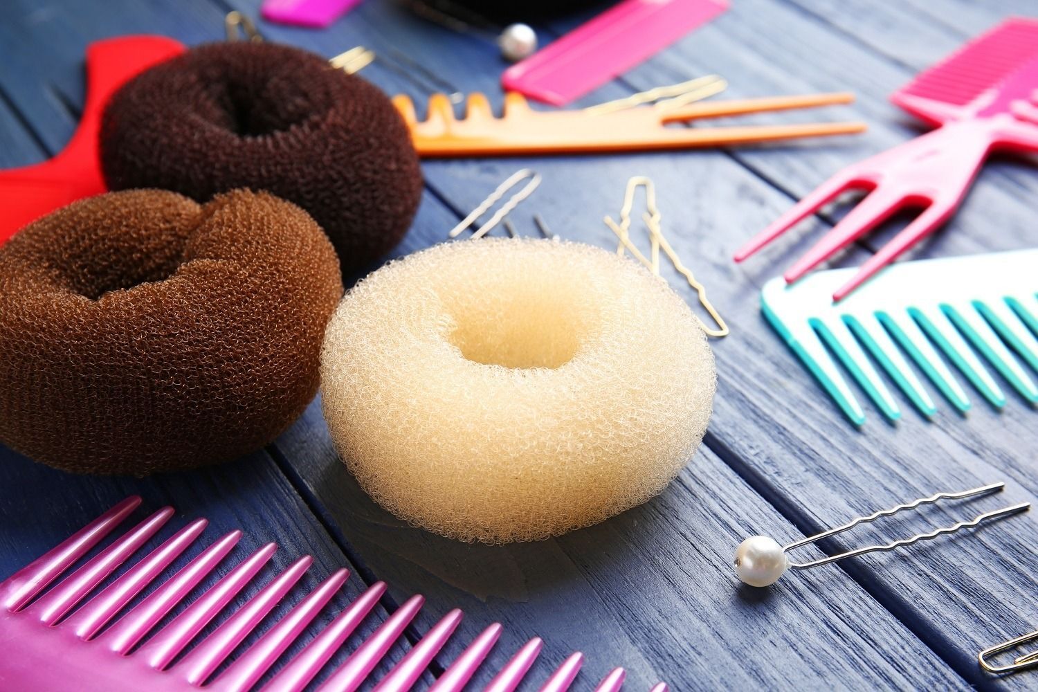 Alat rias rambut berbentuk bulat seperti donat untuk membuat cepol rambut donut bun.