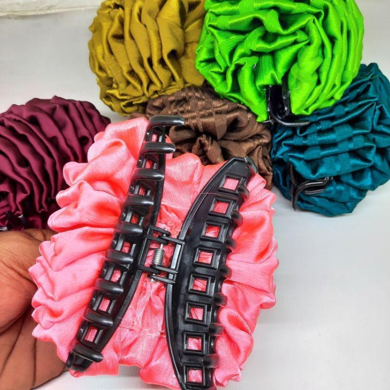 Jepit rambut warna-warni untuk cepol sebelum hijab