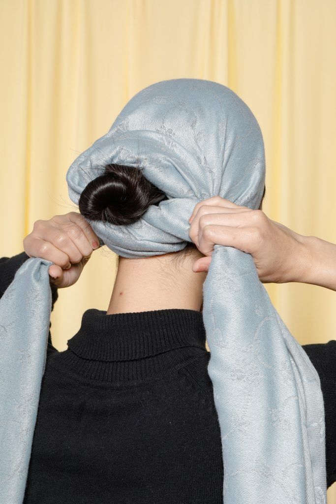 lilitkan syal turban