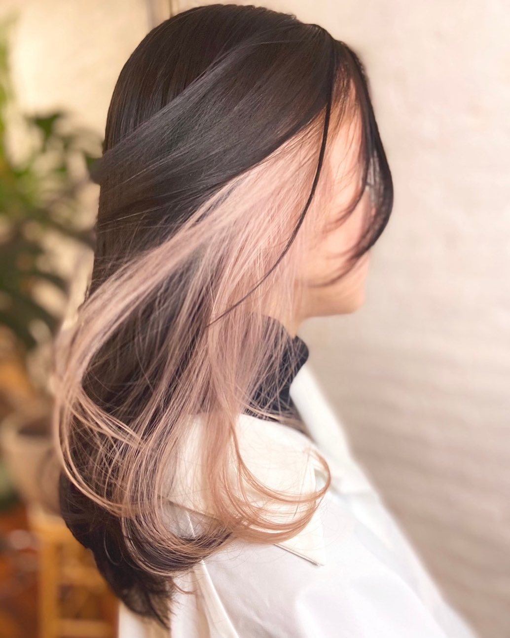 wanita dengan rambut sedang diwarnai highlight peekaboo