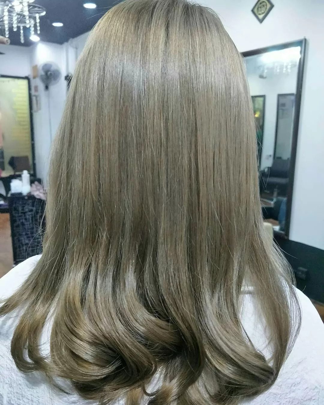 Warna rambut ash green.