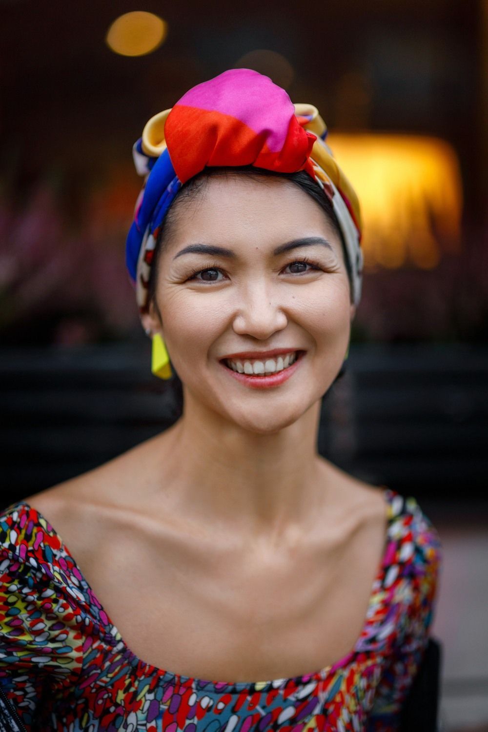 Wanita asia dengan headscarf gaya casual wrap satin