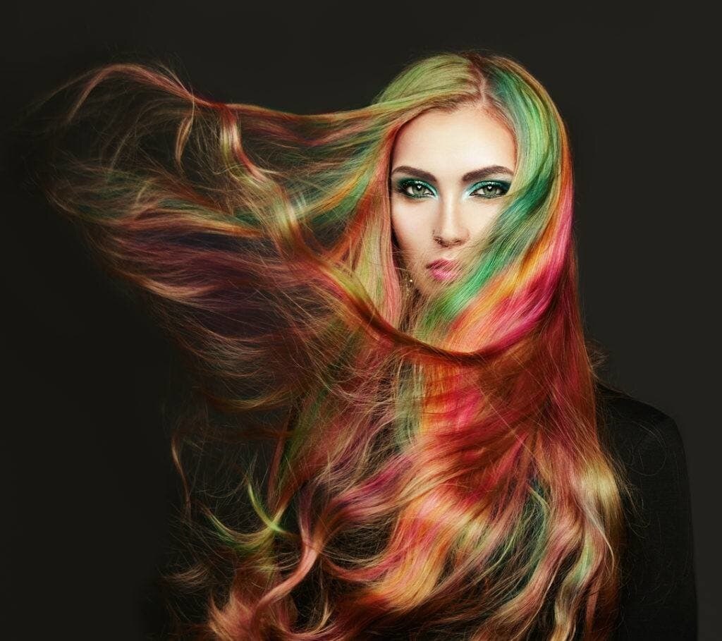 Warna rambut pelangi untuk yang berani. (Foto: Shutterstock)