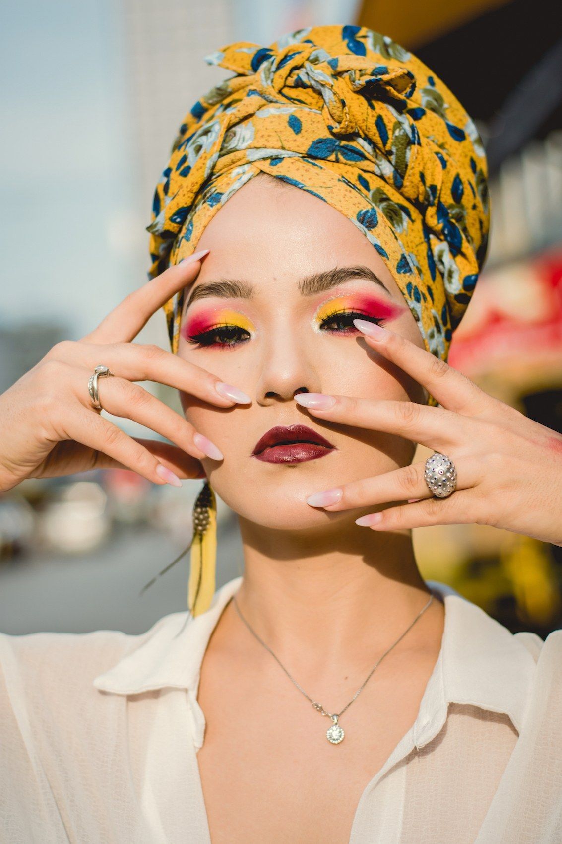 Wanita asia dengan Tied knot