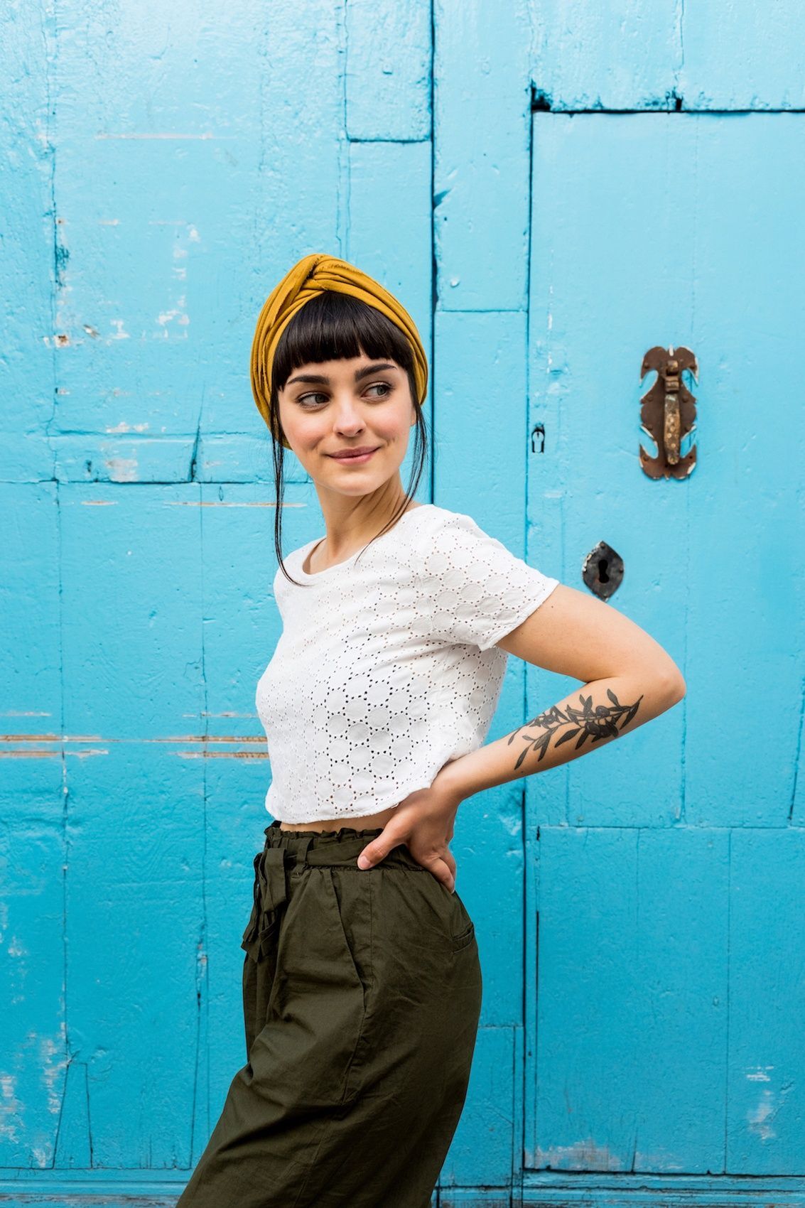 Wanita kaukasia dengan Bandana headscarf dengan poni