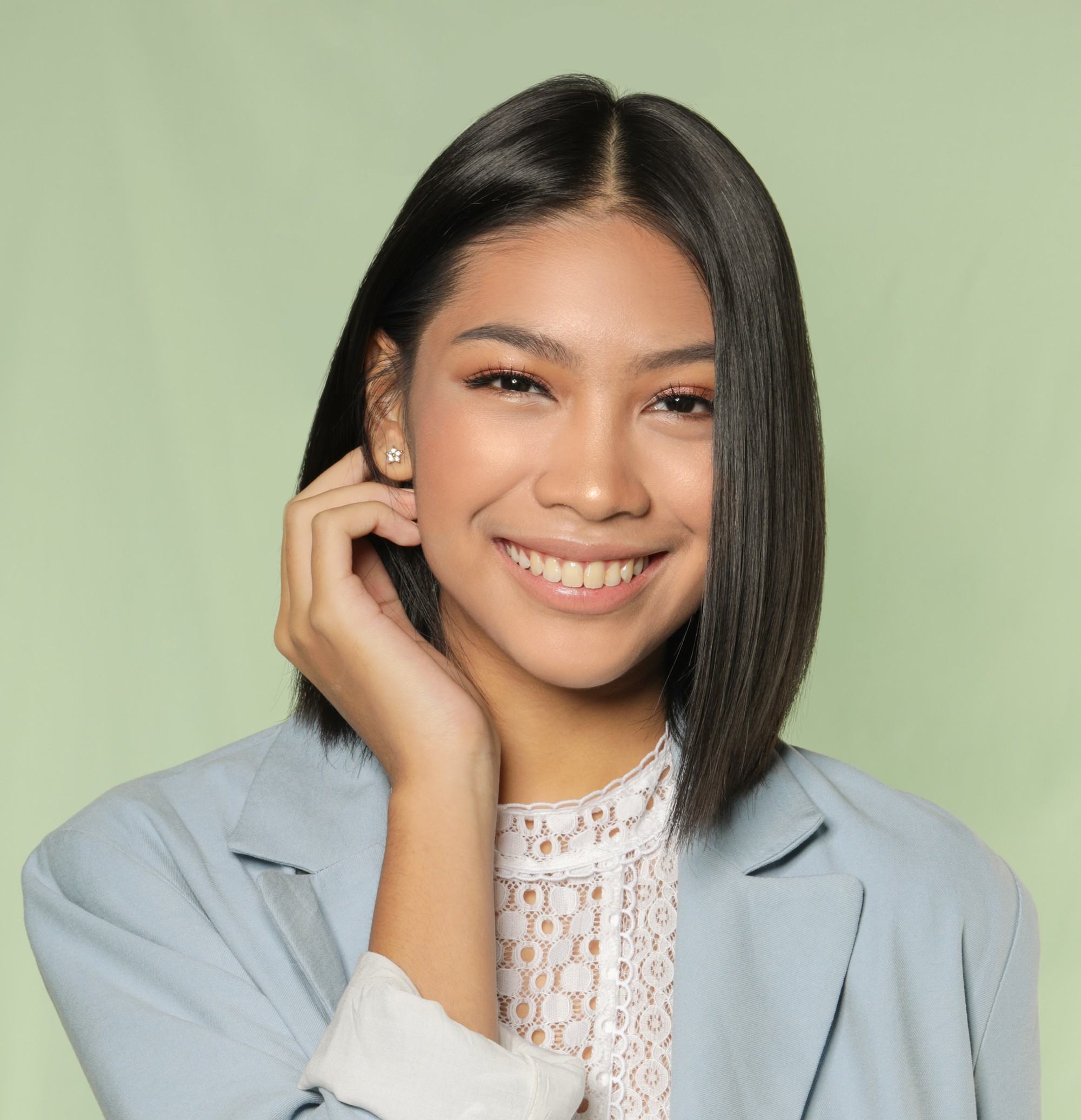 wanita indonesia dengan rambut hitam berkilau