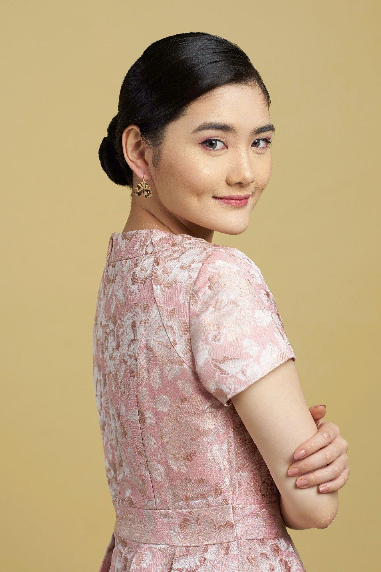 Wanita Asia bersanggul