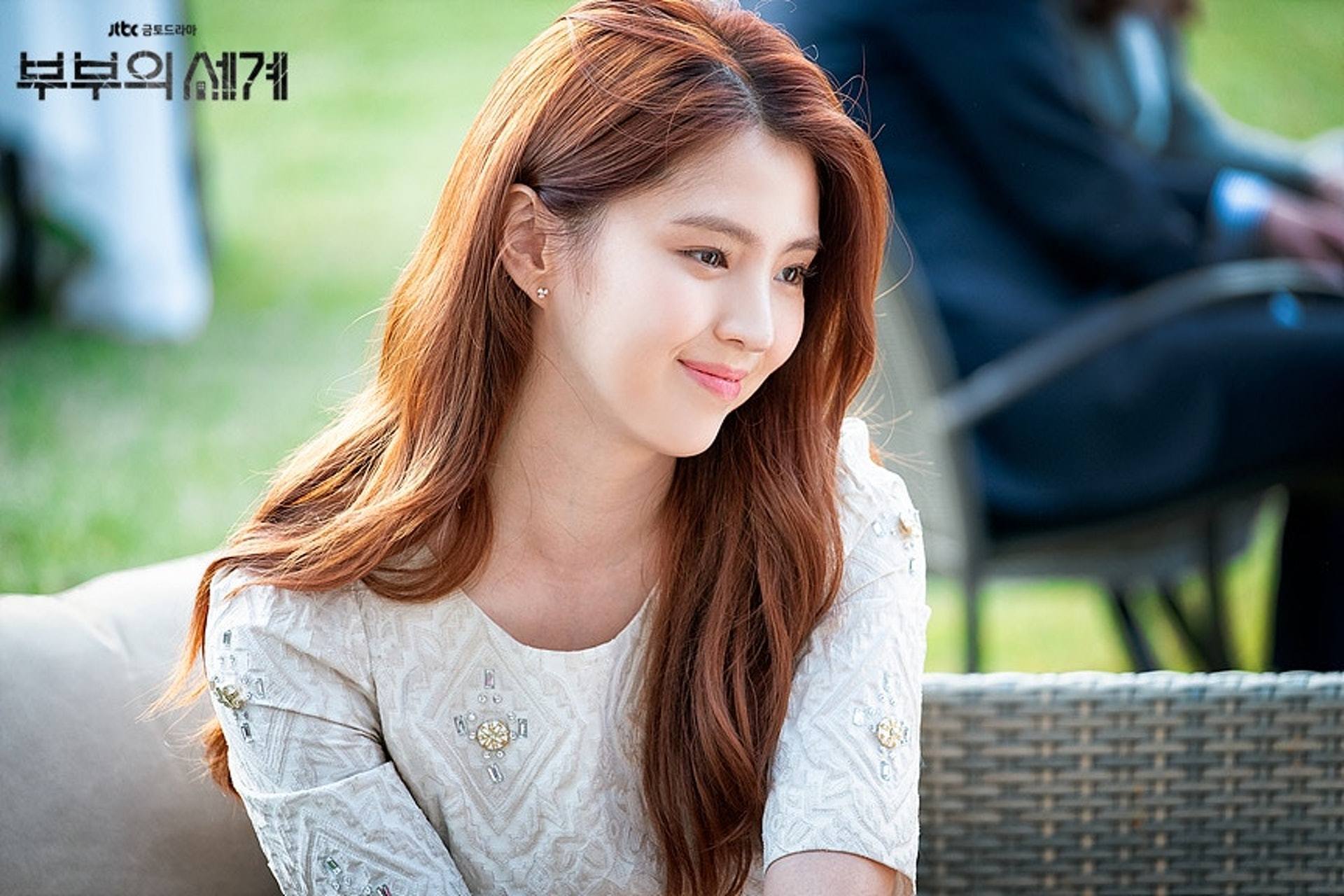 Hayo jujur, Da Kyung terlihat cantik dengan rambut ikal bernuansa copper ini, kan? (Foto: JTBC)