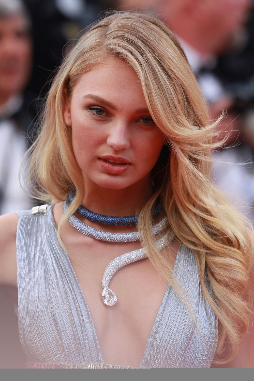 Sesekali coba gaya blow out pada rambut lurusmu. (Foto: REX by Shutterstock)