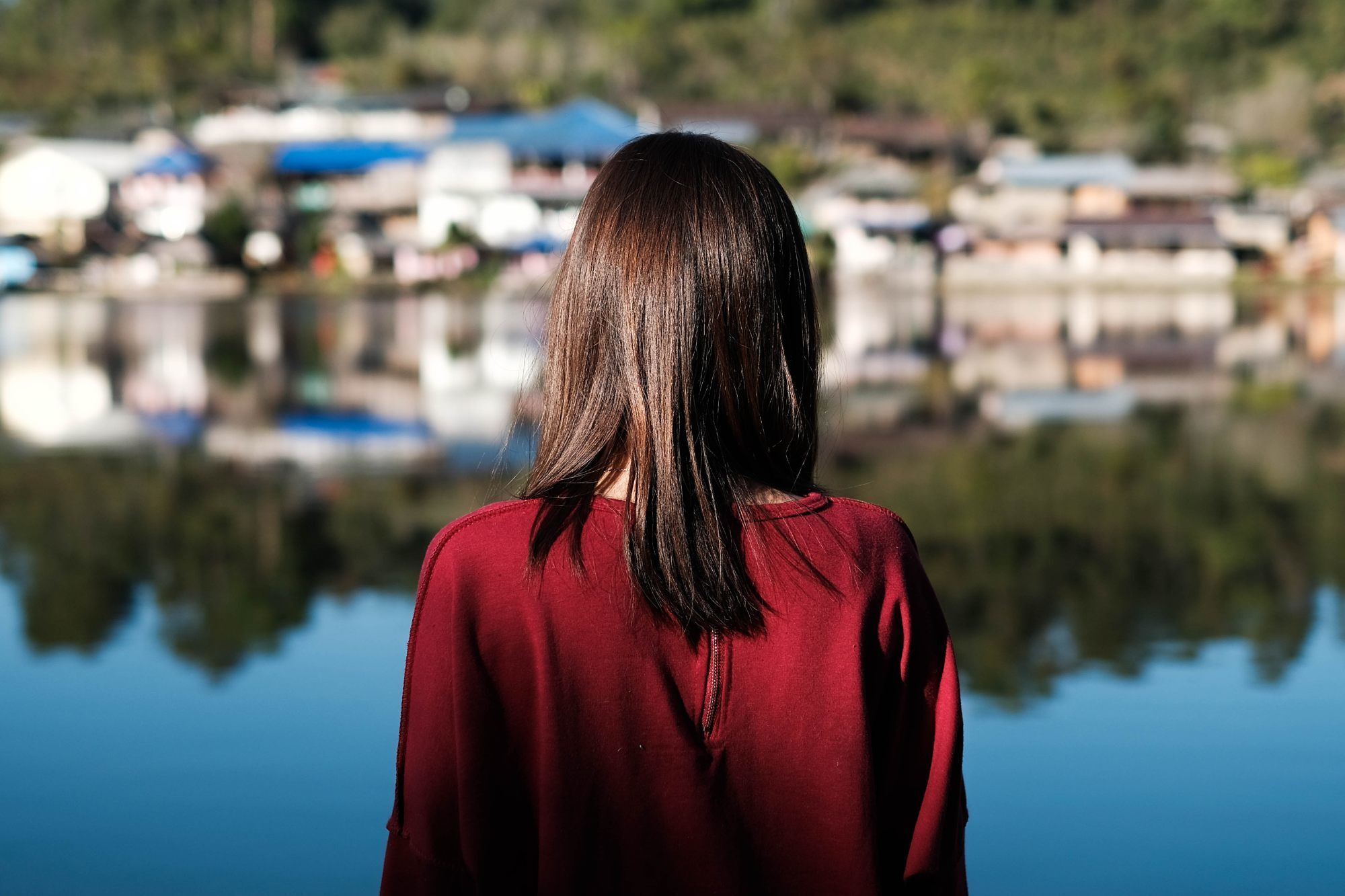 Wanita dengan rambut cokelat