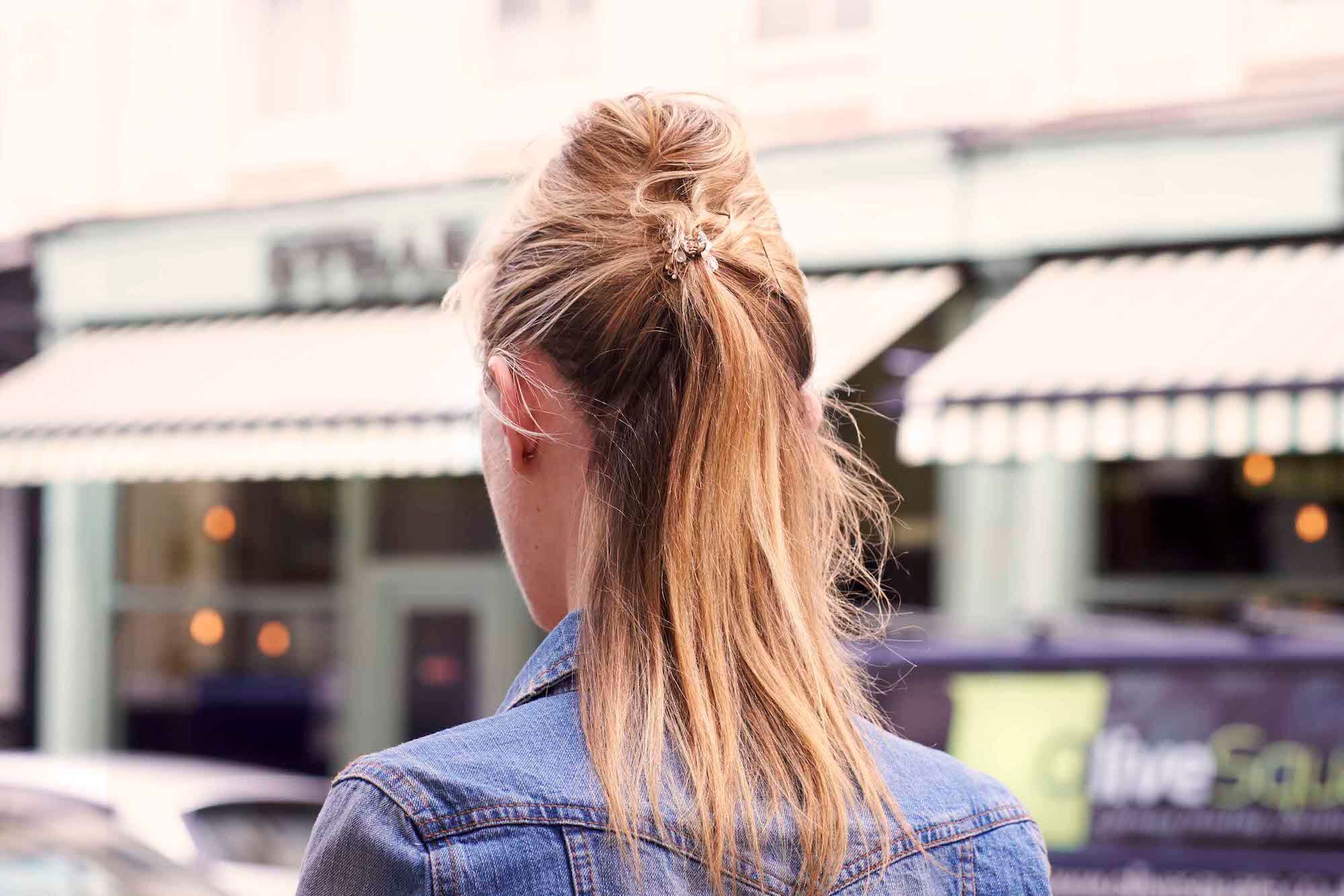 Model rambut half-updo dengan gaya beehive ini cocok untuk wajah bulat. (Foto: Dvora)
