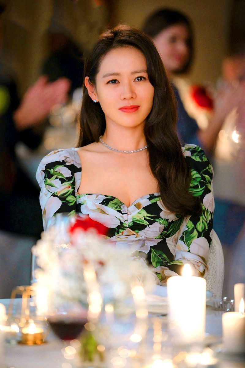 Siapa yang setuju bahwa Yoon Se Ri tampak cantik dengan rambut ikal? (Foto: tvN)