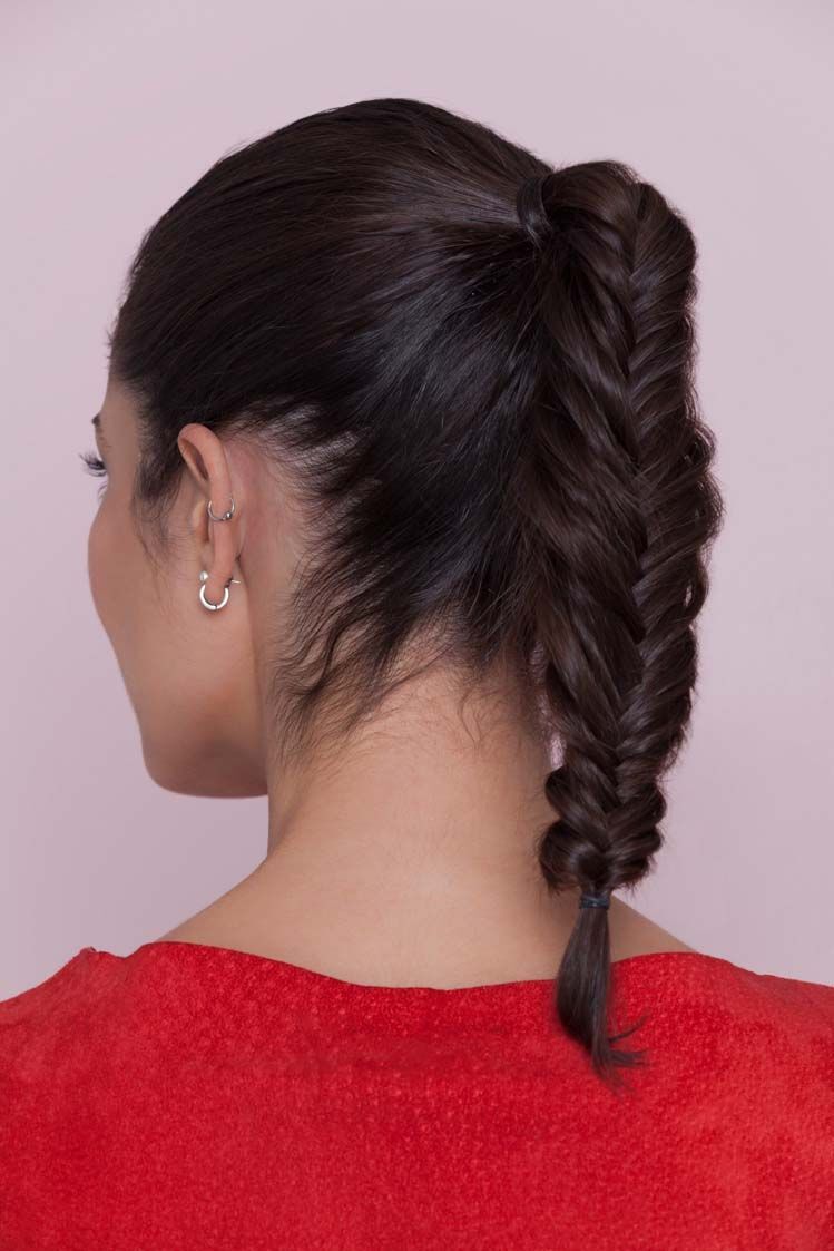 Jika bosan dengan gaya kepang klasik, kamu bisa coba fishtail braids gaya ponytail. (Foto: Verity Jane Smith)