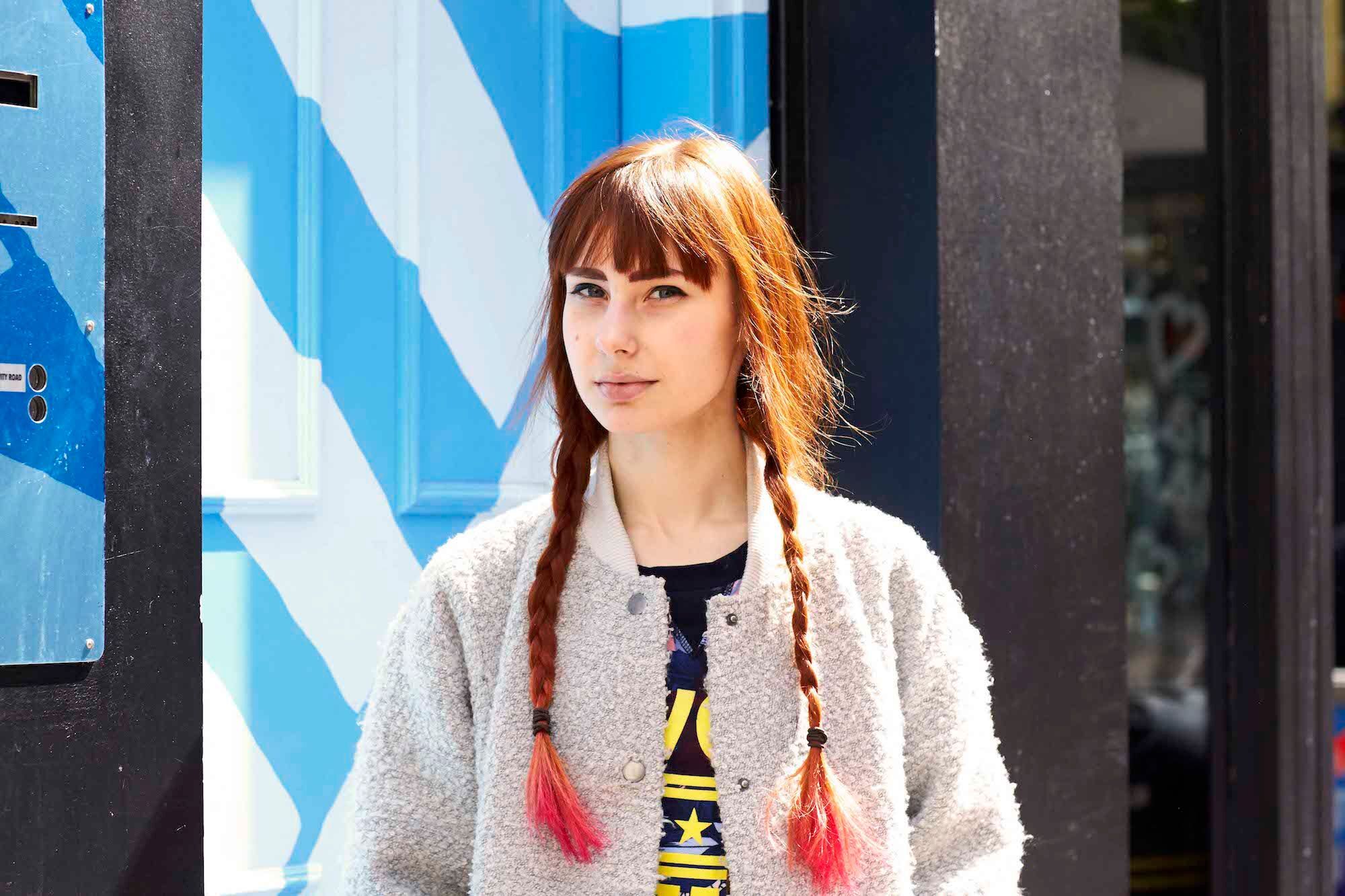 Siapa bilang kepang klasik three-strands braids akan membuatmu terlihat jadul? (Foto: Dvora)