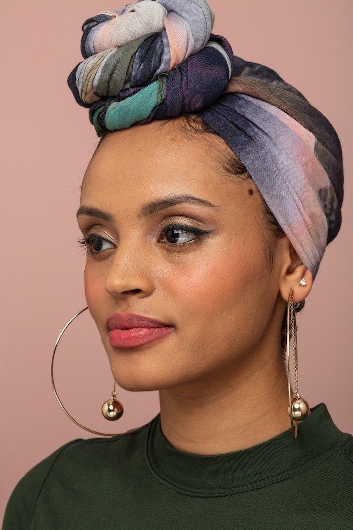 Wanita kaukasia dengan Top knot headscarf