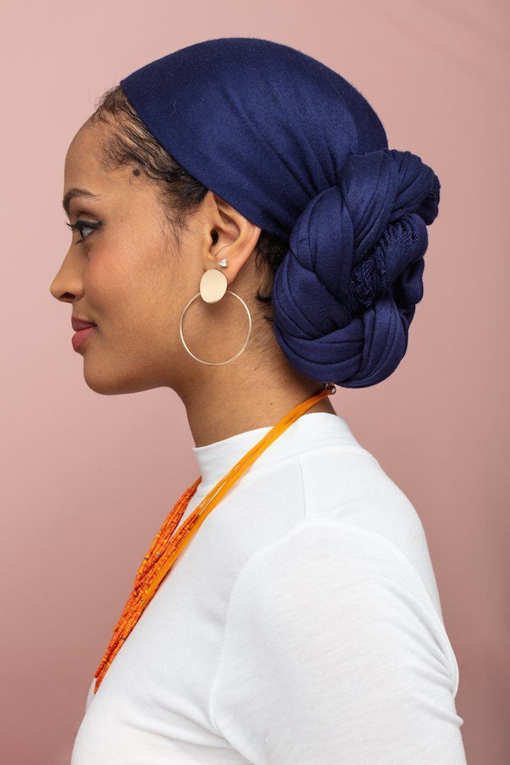 Wanita asia dengan Low knot gaya turban