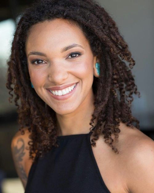 Rambut gimbal akan semakin cantik dengan aksen keriting atau ikal (Foto: Pinterest)