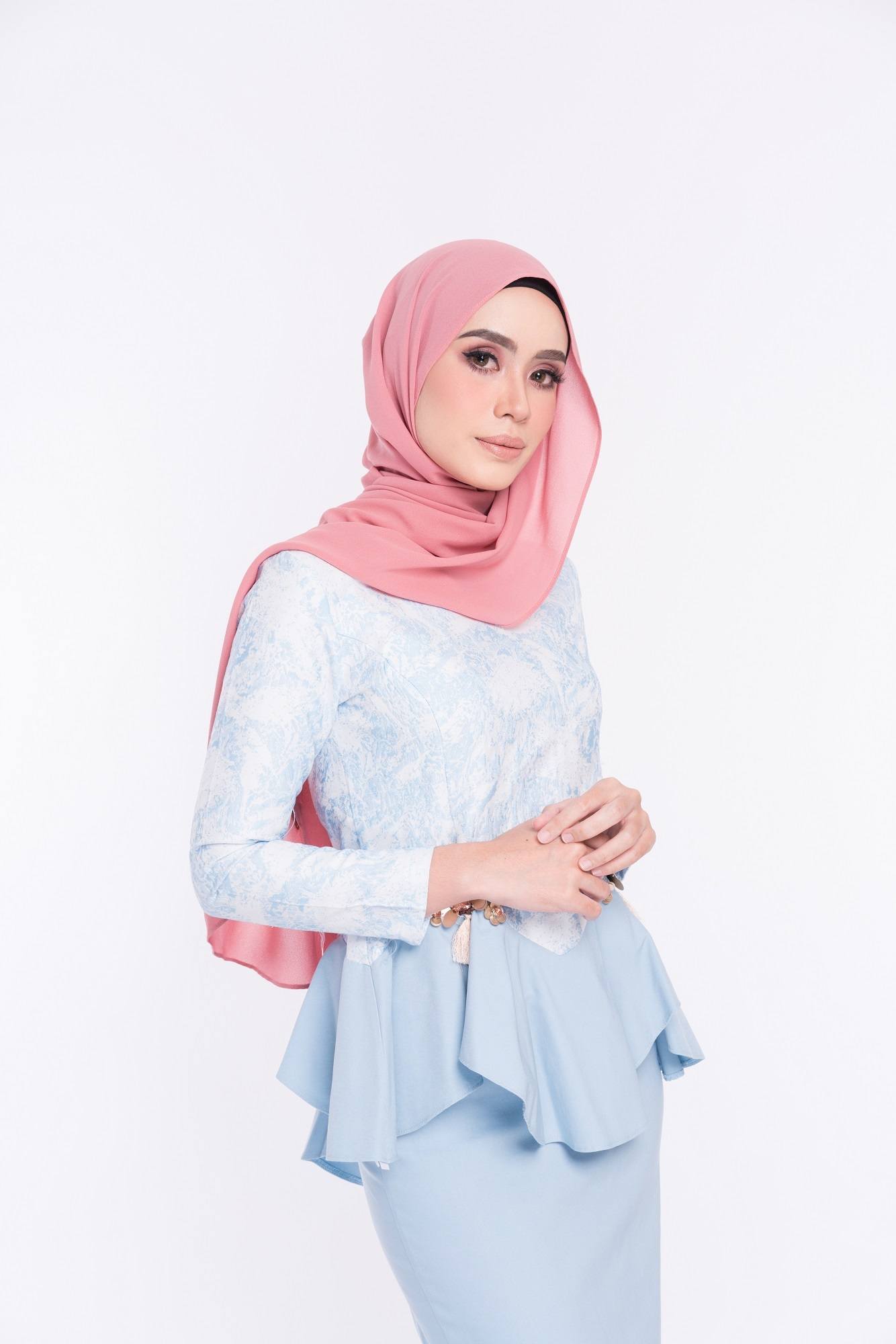 Wanita Asia memakai hijab pashmina sifon warna pink