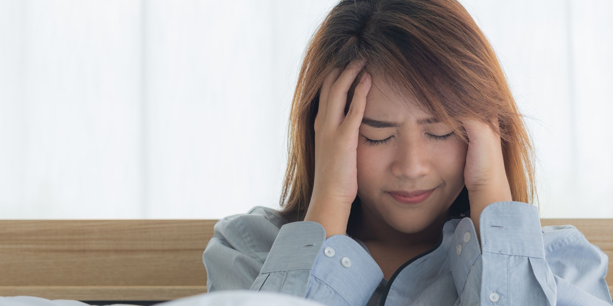 wanita yang sedang stres karena ketombe berkerak