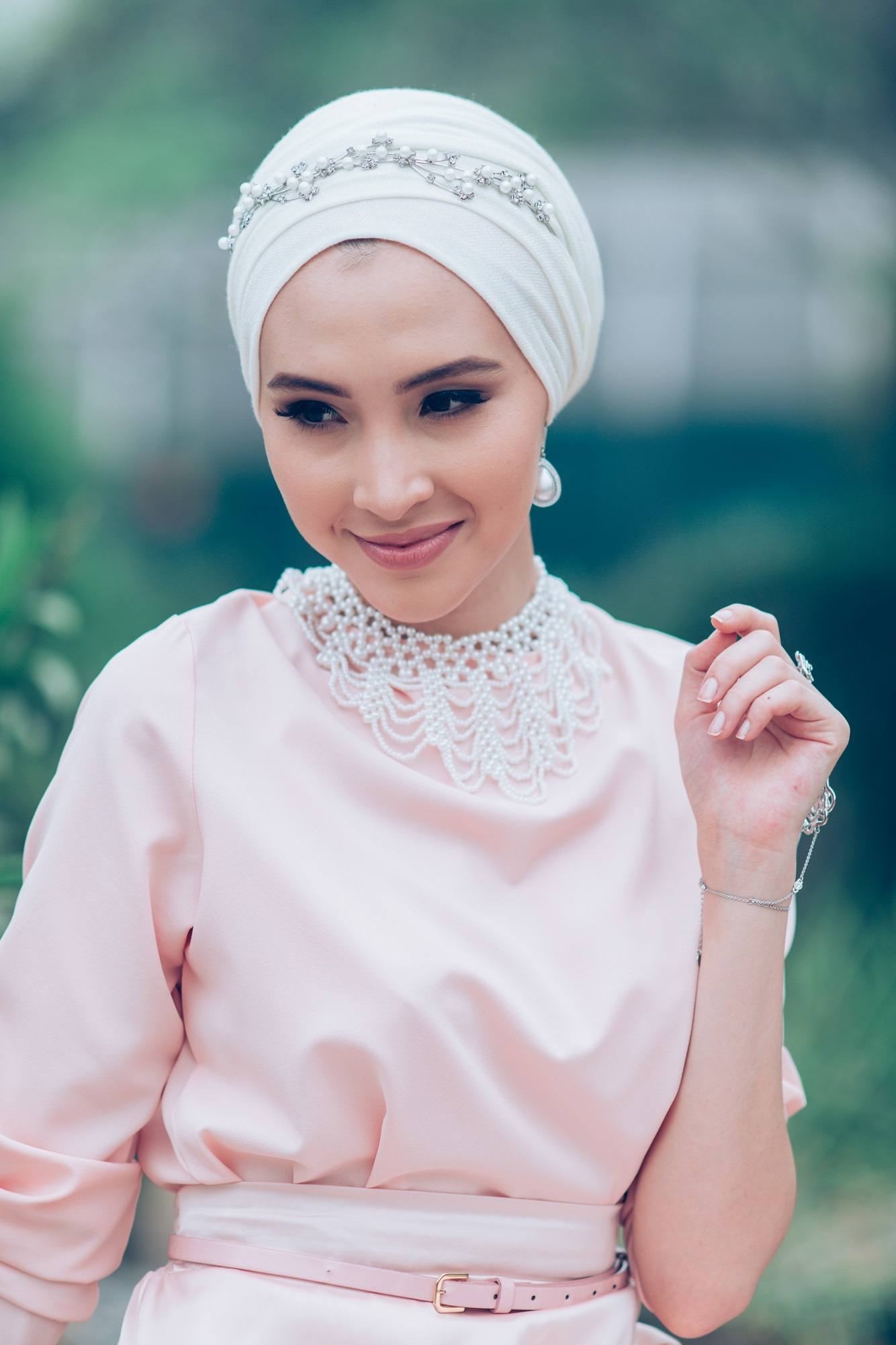 Wanita Asia memakai turban bergaya mewah