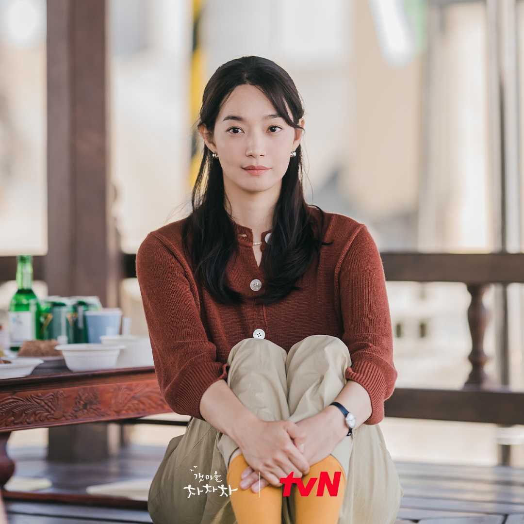 Rambut panjang serta curtain bangs Yoon Hye-jin dalam drama Hometown Cha-Cha-Cha. (Foto: tvN)