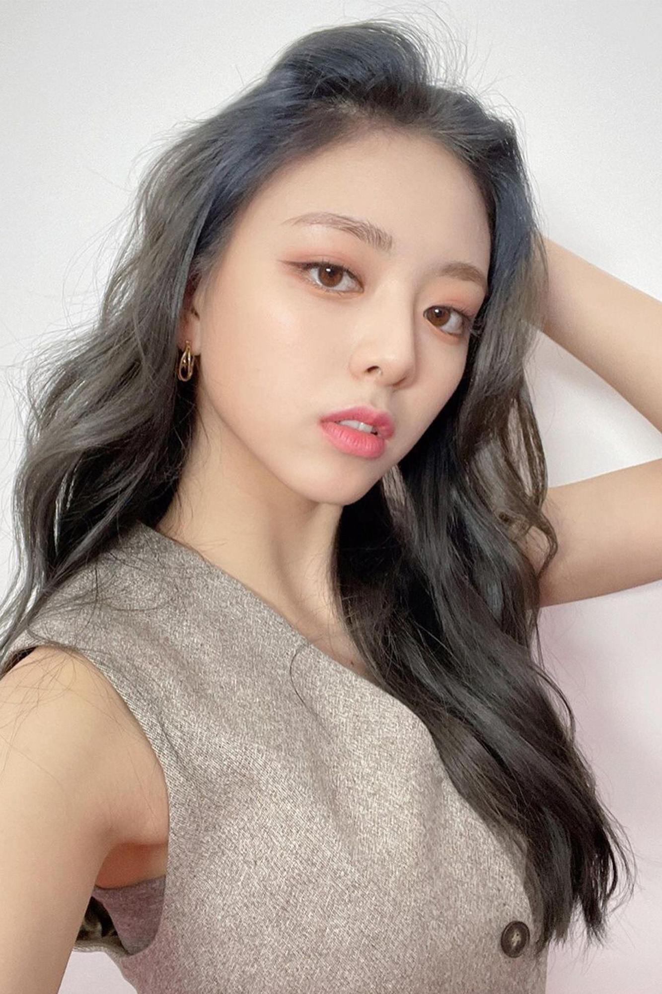 Yuna dari ITZY dengan warna bu gelap. (Foto: instagram/itzy.all.in.us)
