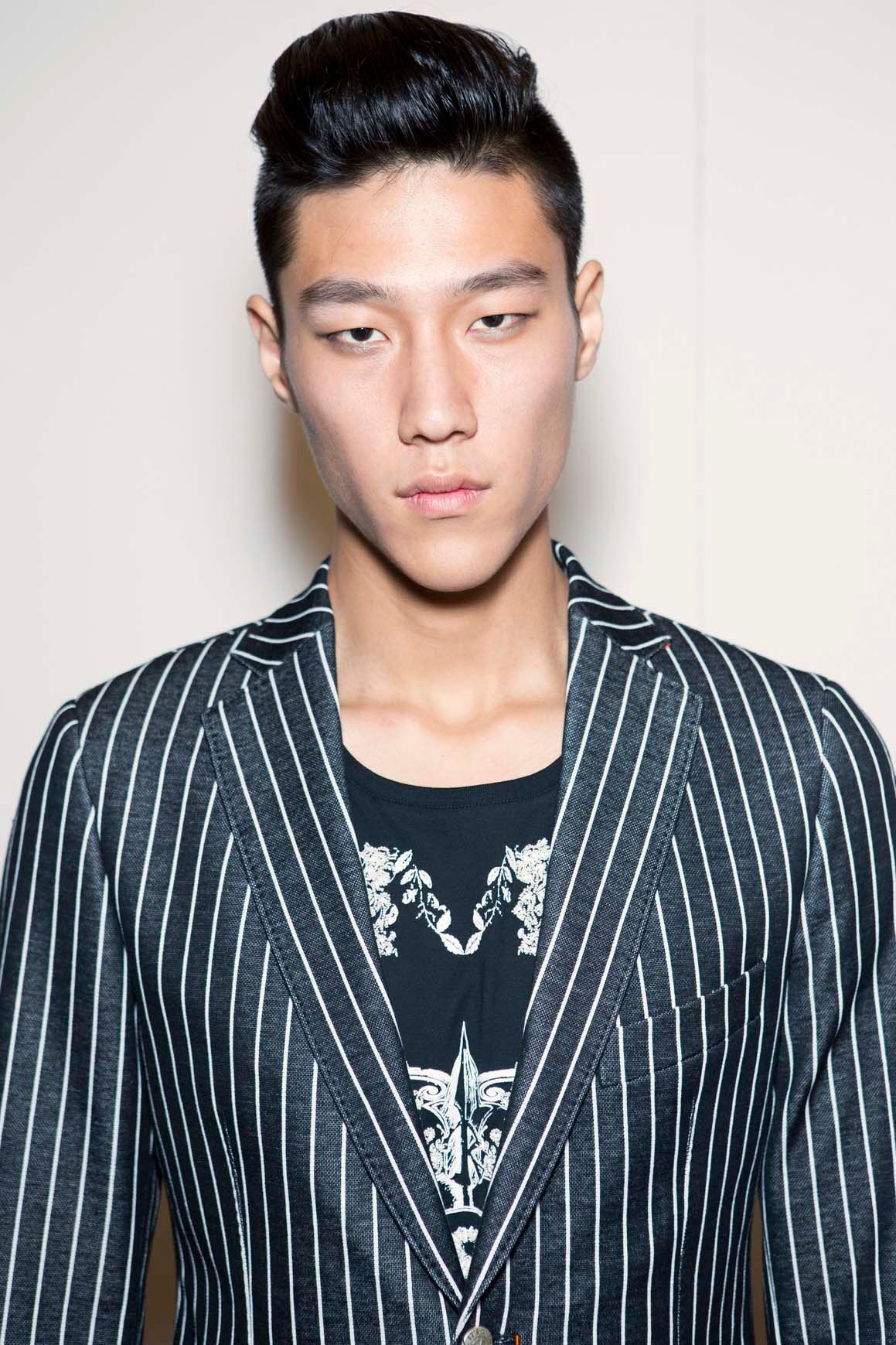 Tampilan ini bisa membuat wajahmu semakin tirus. (Foto: Indigitalimages.com)