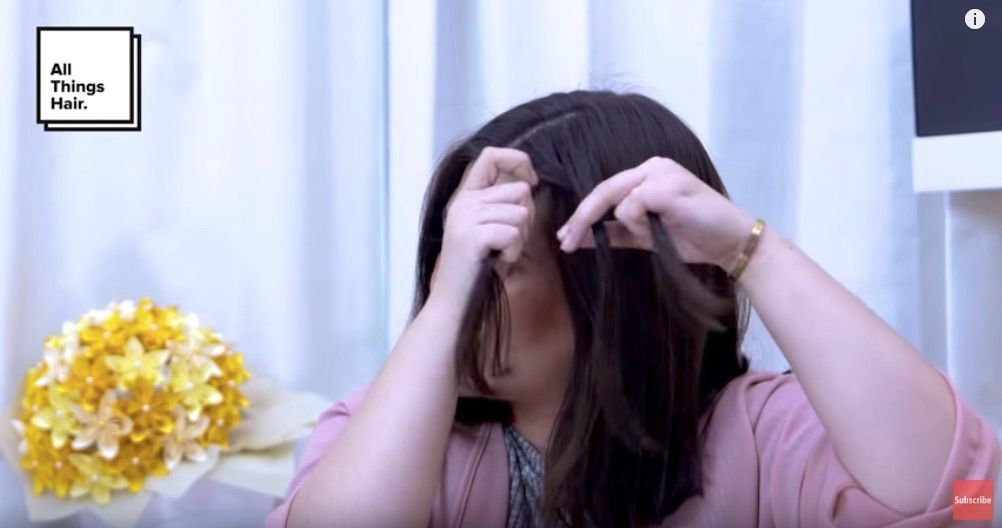 Mulai mengepang rambut untuk ciptakan double braid