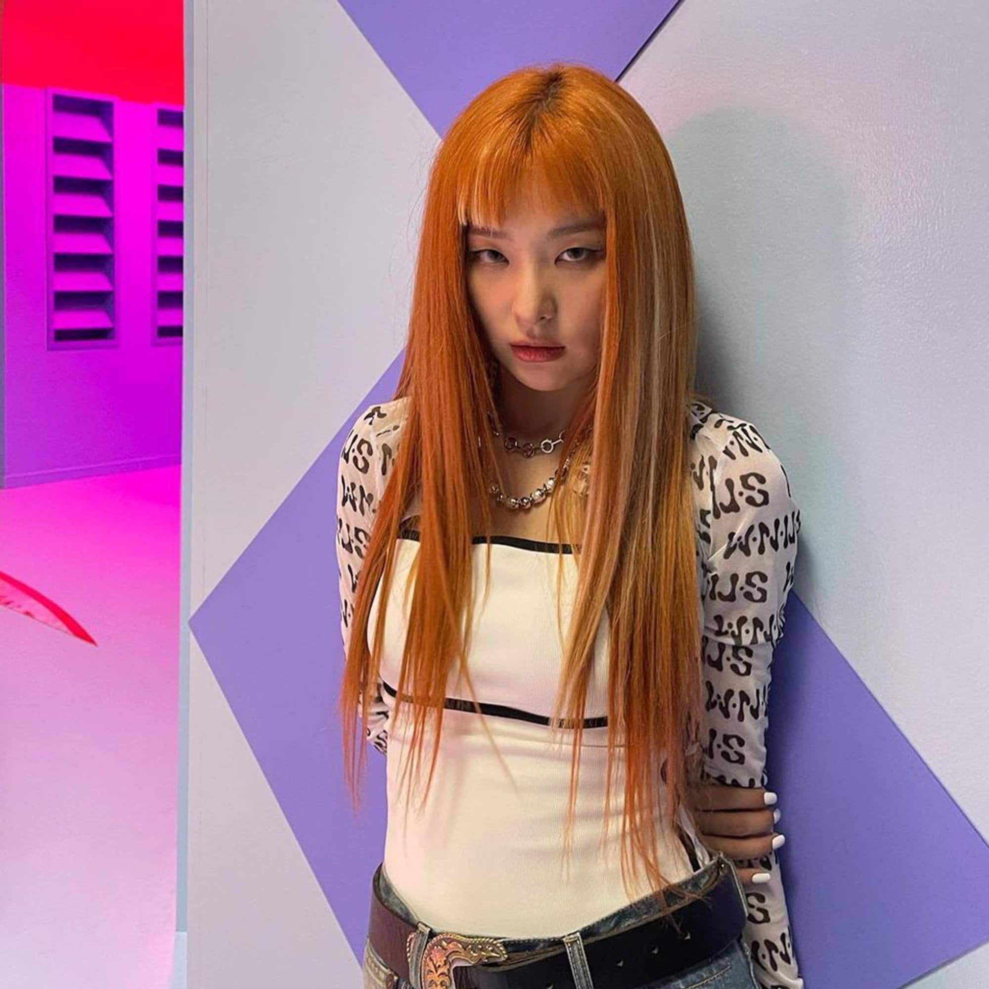 Kalau ingin mencontek Seulgi, coba micro bangs yang merupakan poni pendek yang jatuhnya agak jauh di atas alis.