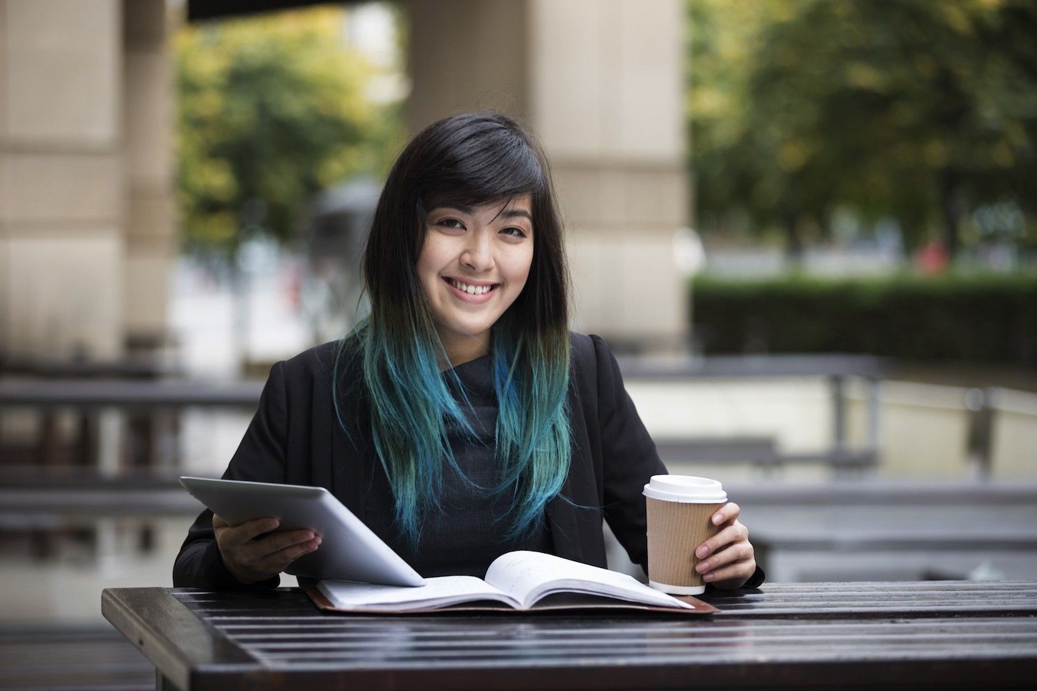 Aksen warna bikin potongannya makin manis. (Foto: Shutterstock)