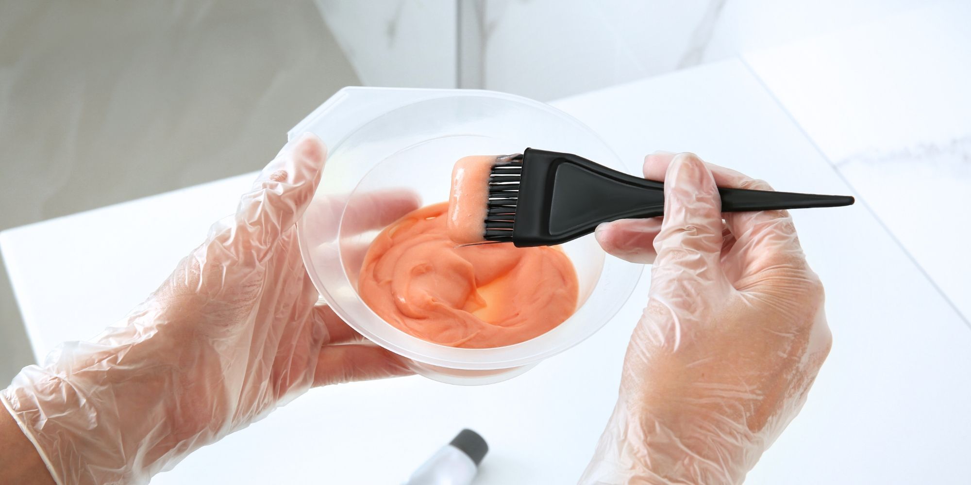 seseorang sedang mencampurkan cat rambut di mangkuk