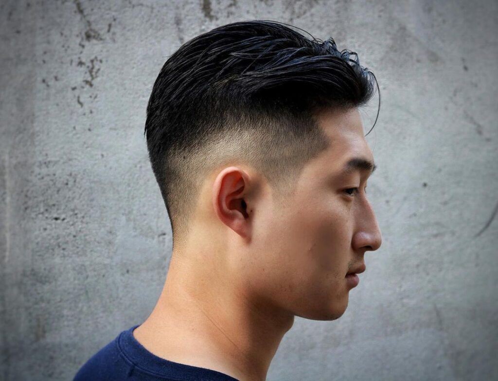 pria asia korea dengan potongan rambut taper fade klasik