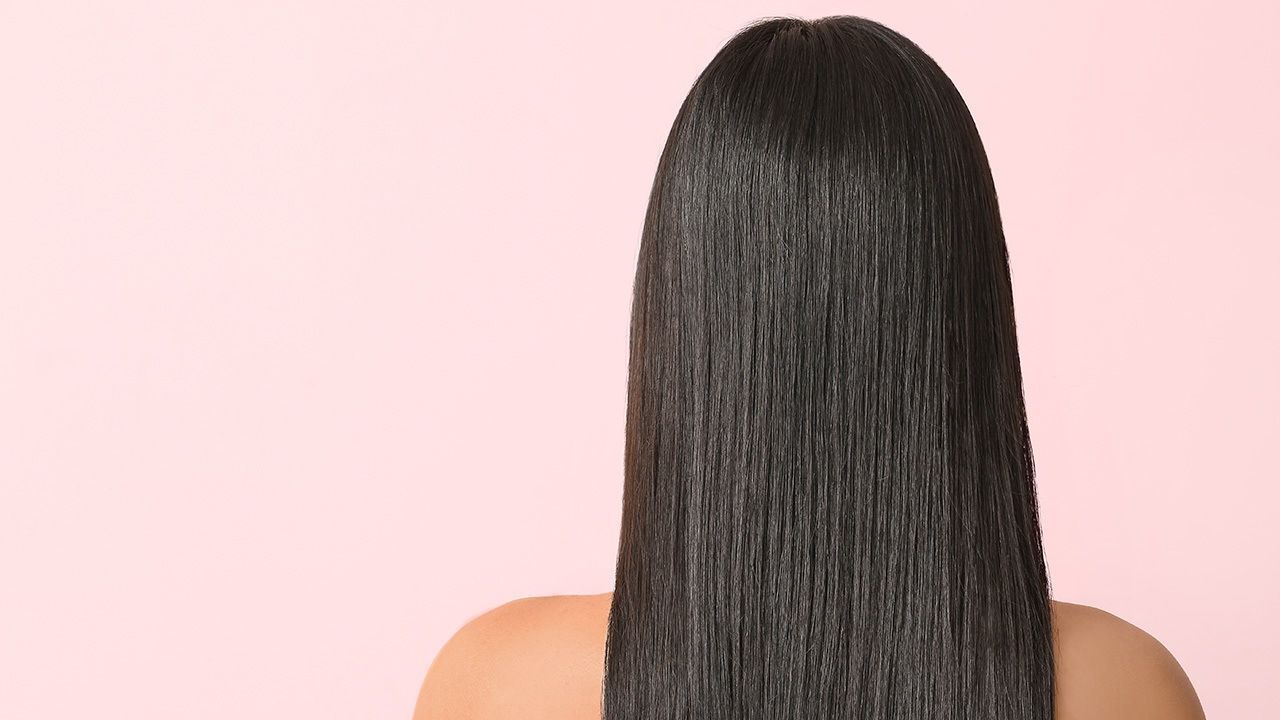 wanita asia dengan rambut lurus hitam