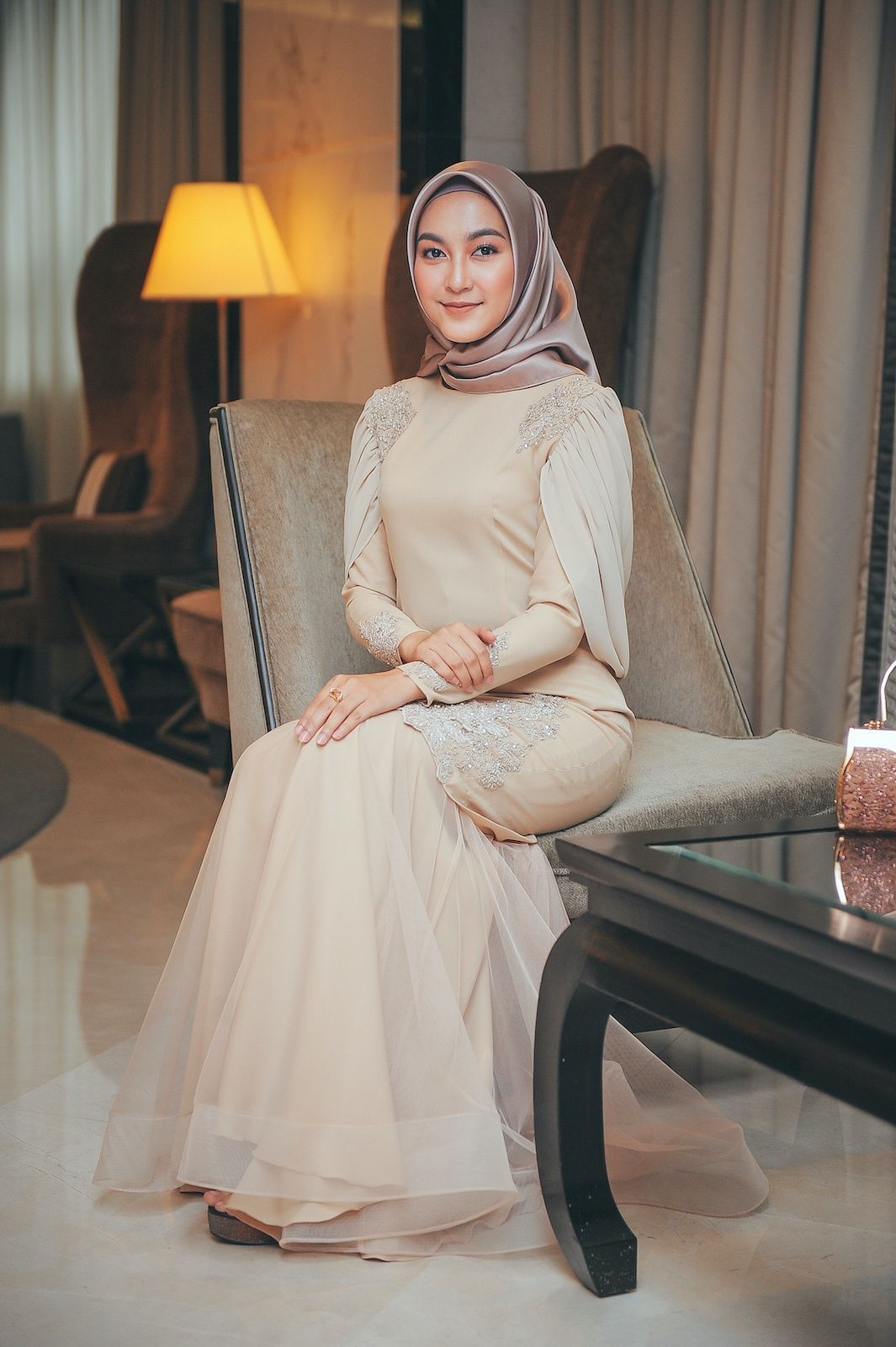 Wanita asia dengan hijab satin untuk kebaya