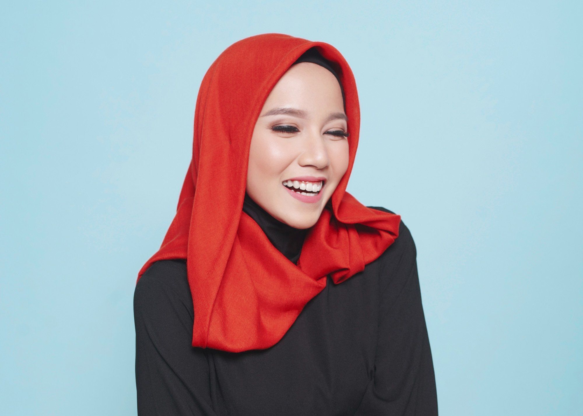 Wanita Asia memakai gaya hijab segi empat tanpa jarum pentul