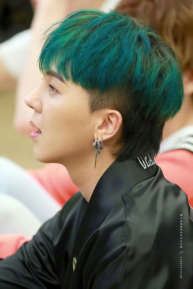 Perpaduan warna hijau dan gaya mullet a la Mino WINNER. (Foto: Winnerdotcom)