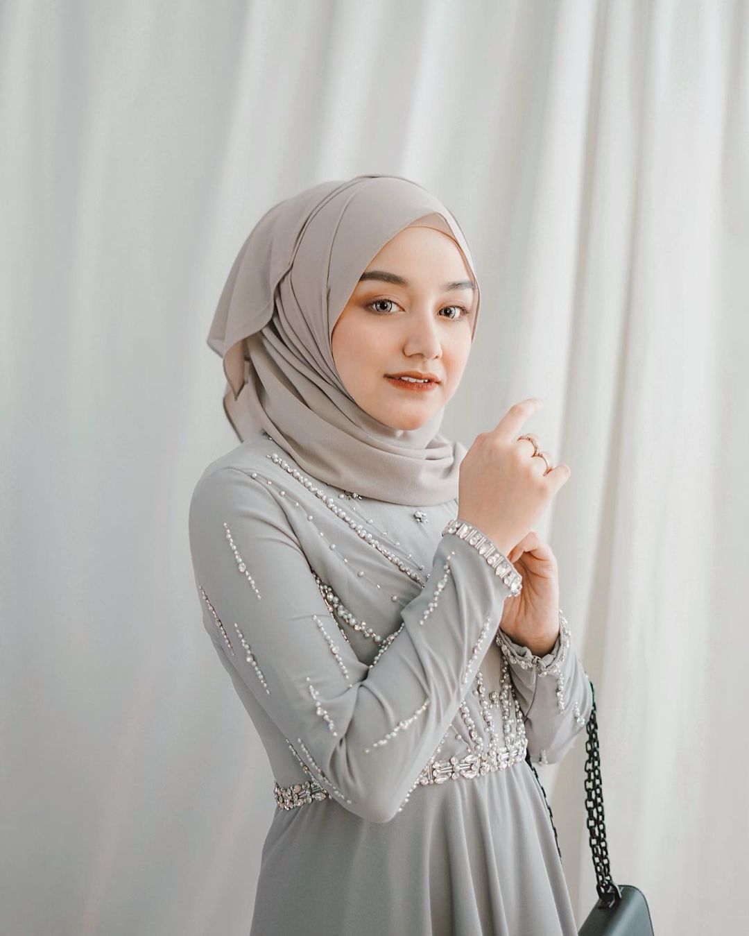 selebgram hijab indonesia antikarifani dengan hijab sifon warna hijau abu-abu