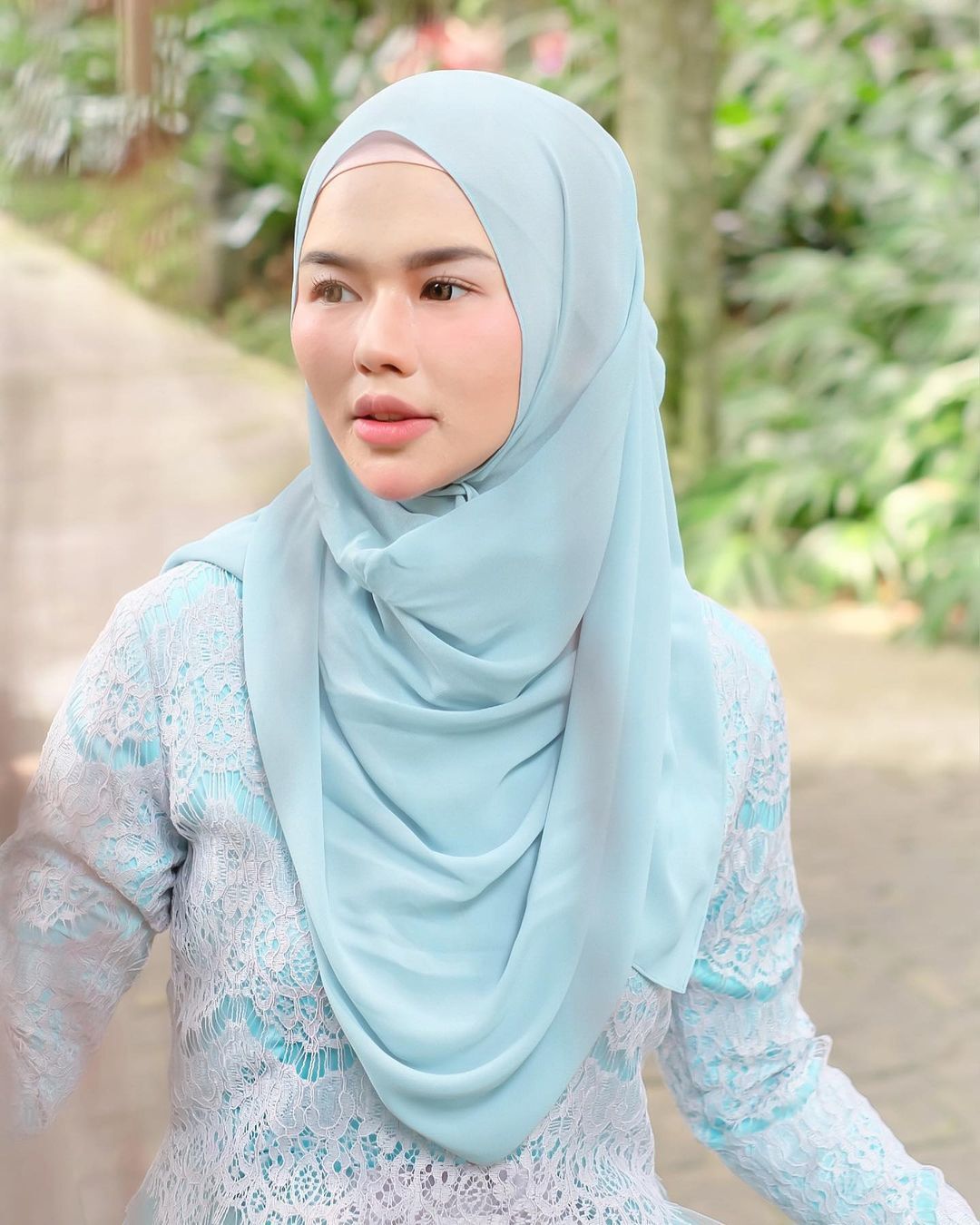 selebgram hijab indonesia nabilrach dengan hijab hijau dan kebaya