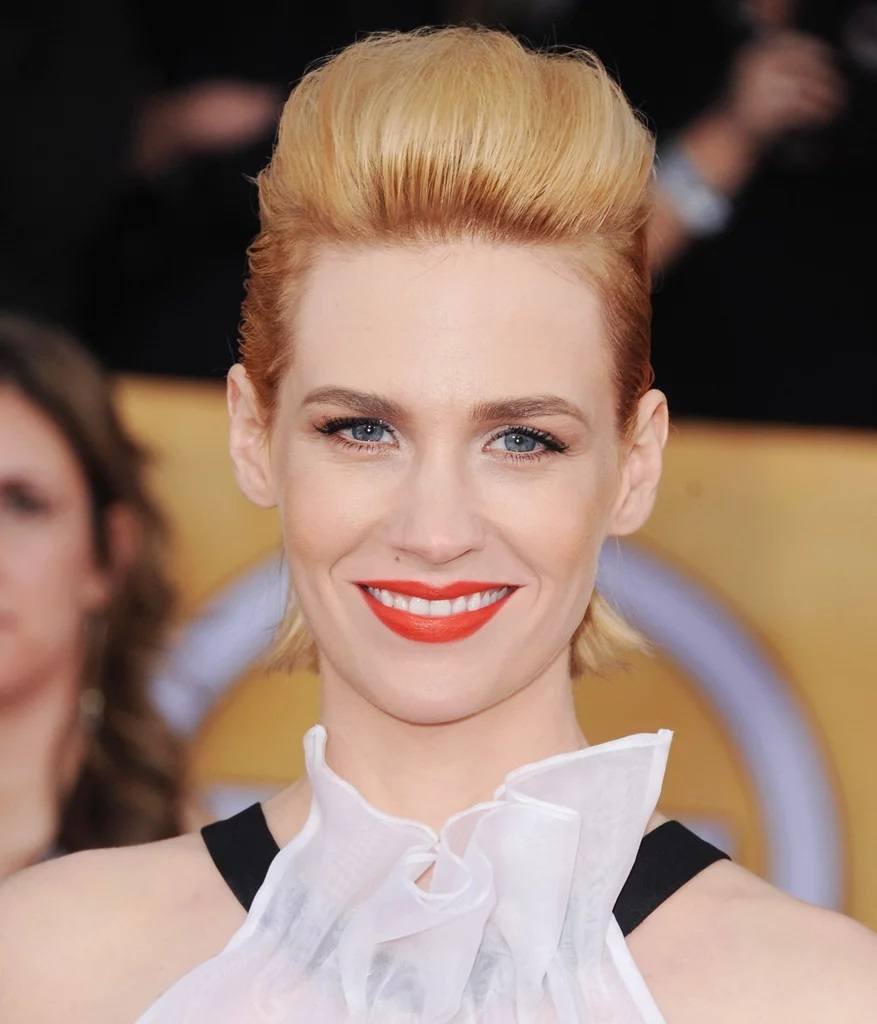 Wanita dengan gaya rambut bouffant quiff