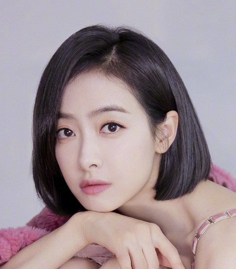 Padukan dengan model rambut bob yang bervolume. (Foto: Twitter/@all4song)