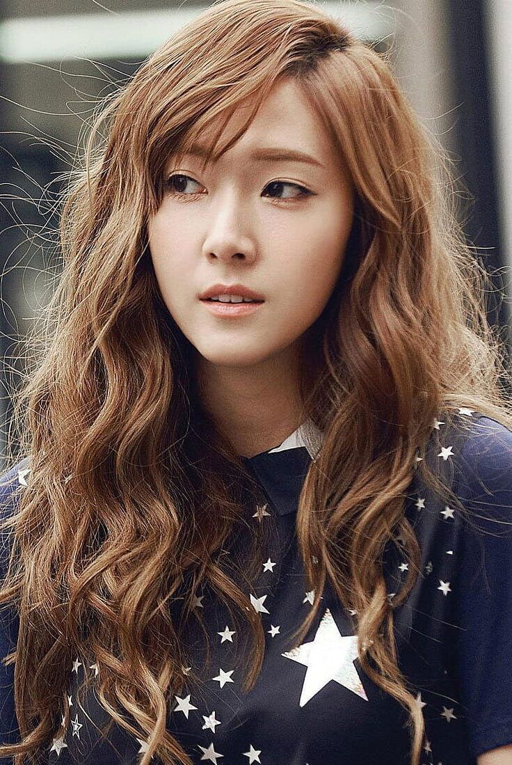 Dengan atau tanpa poni, rambut bergelombang bervolume sama menariknya. (Foto: Pinterest)