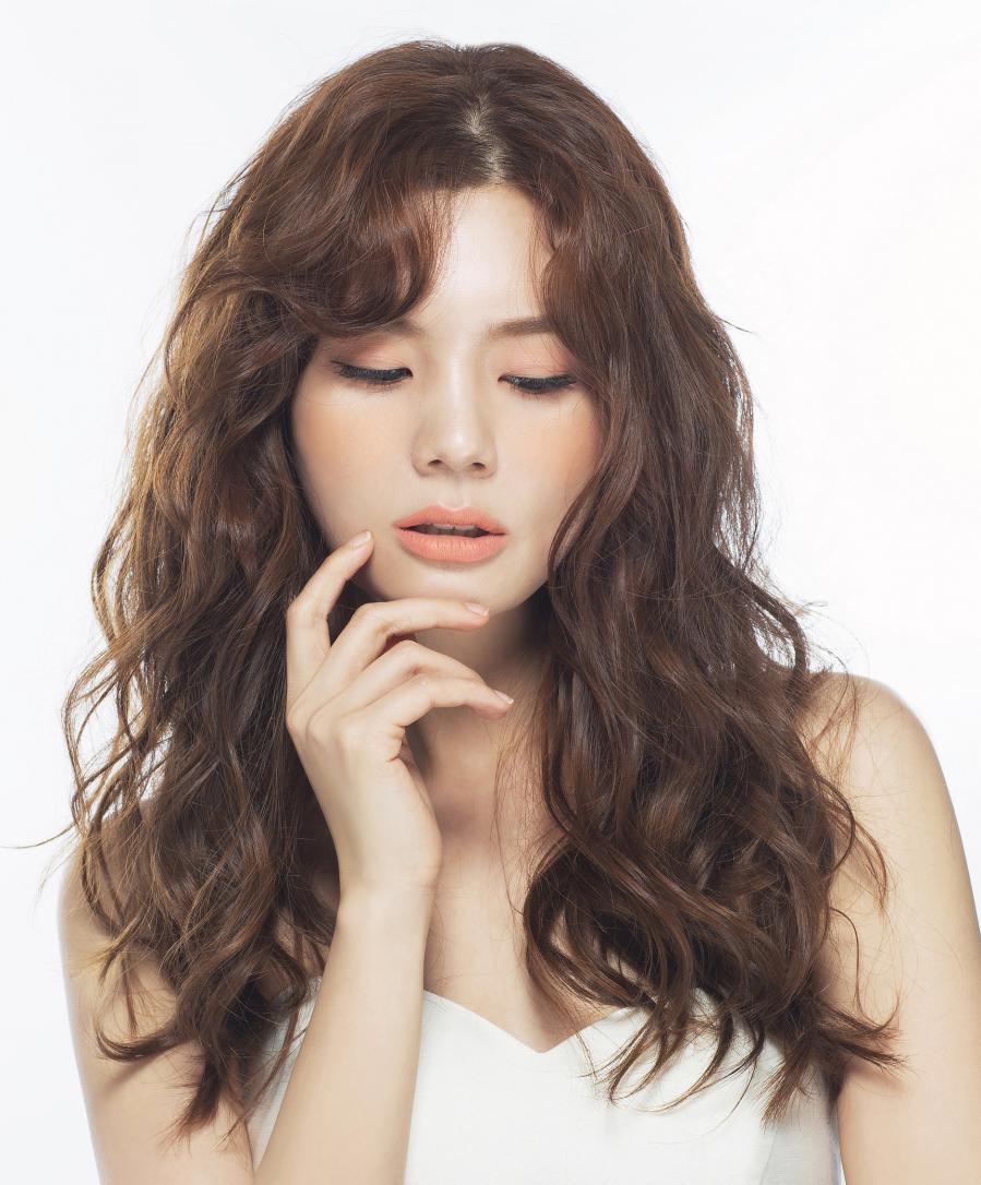 Beri volume pada rambut ikal dan biarkan sebagian rambut menutup kening. (Foto: OneThreeOneFour)