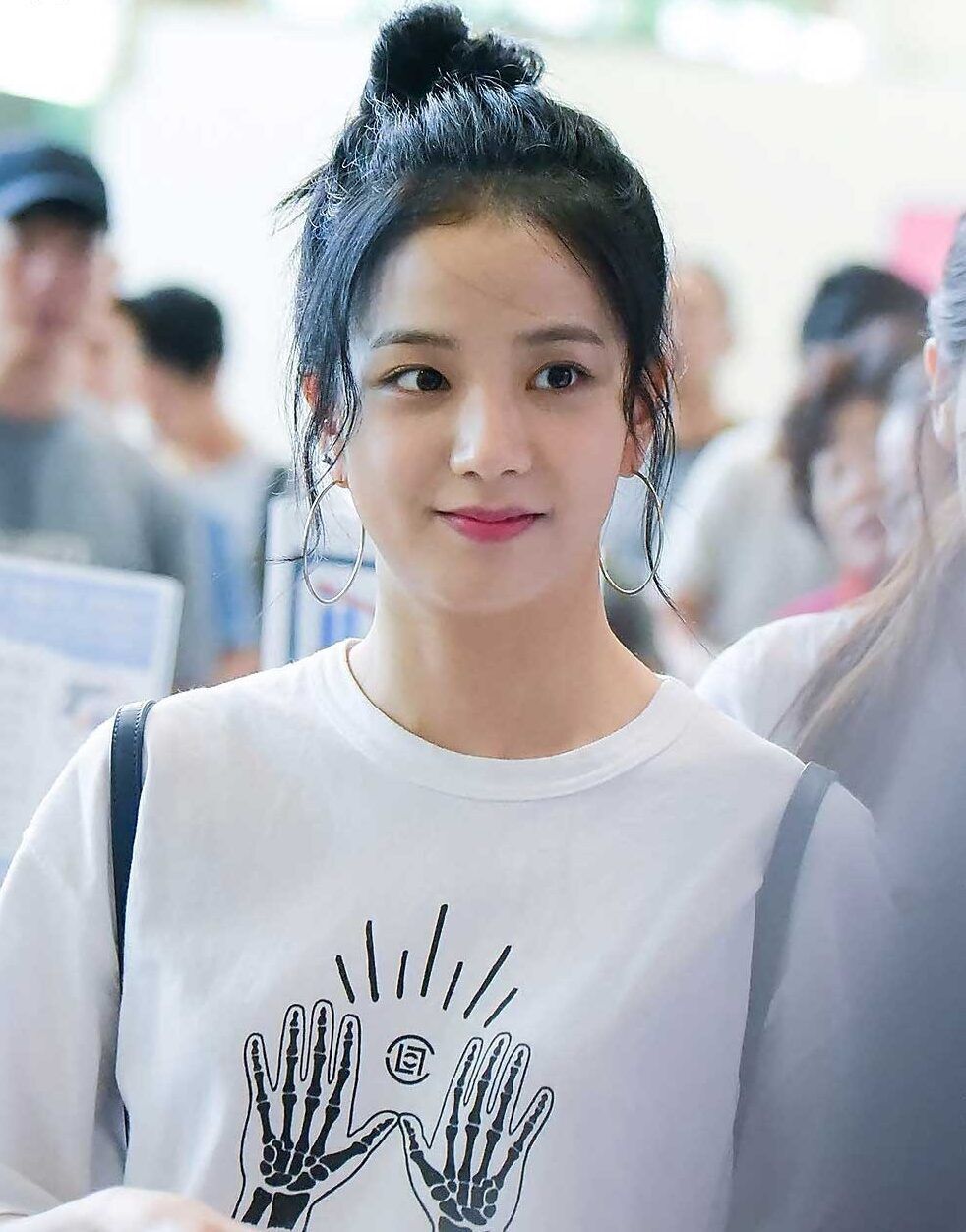 Top knot bun dengan helaian rambut alami. (Foto: Blackpink Update)