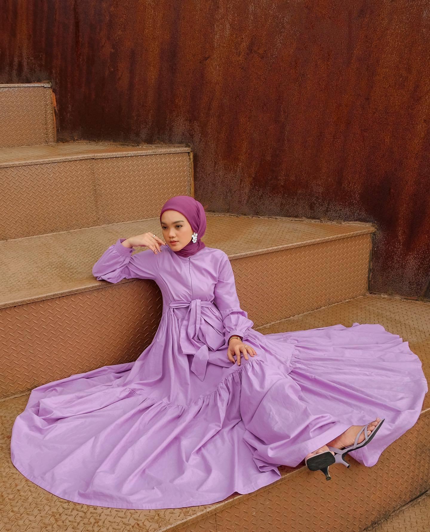Outfit warna ungu lilac sangat cocok dengan jilbab warna ungu tua. (Foto: Instagram.com/aanindyaputri)