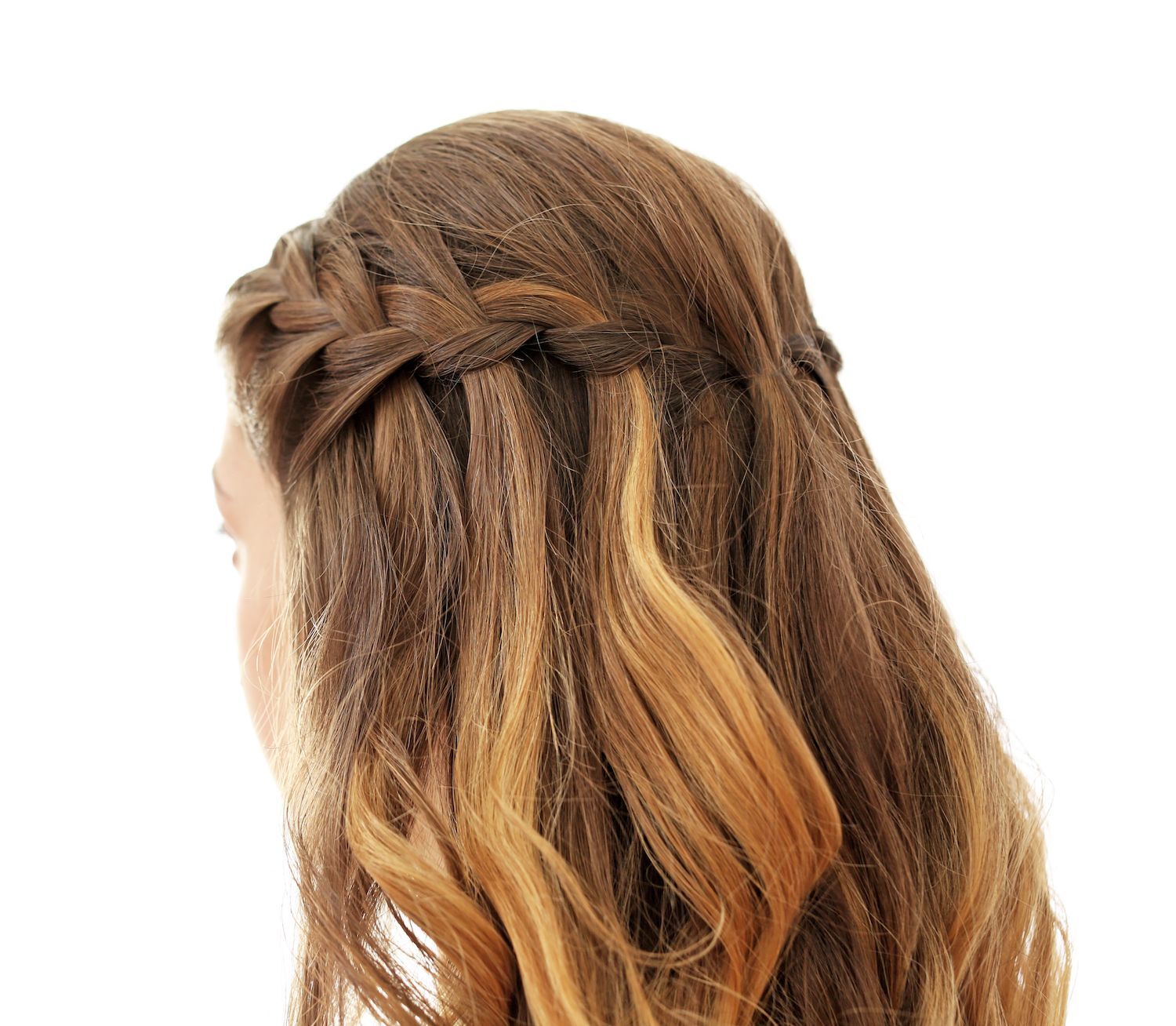 Semakin kaya paduan warna rambutmu, semakin cantik bentuk waterfall braids yang kamu hasilkan. (Foto: Shutterstock)